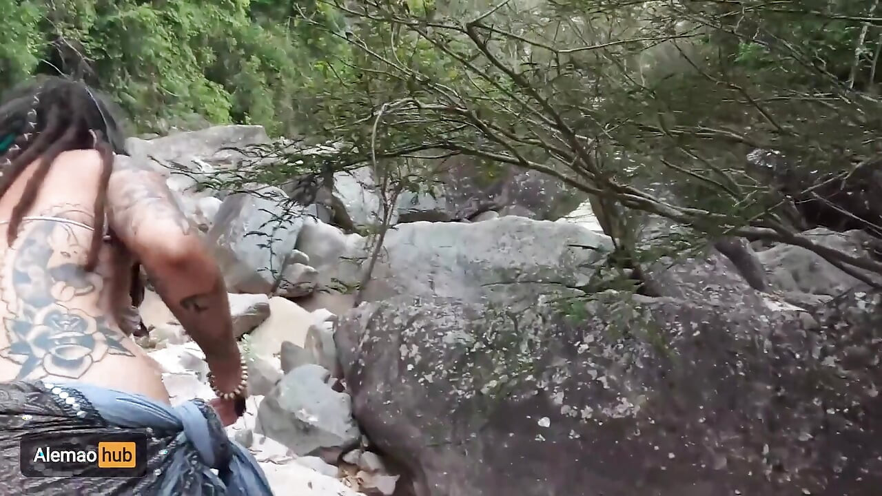 La Chatte Mouillée De Dreadhot Se Fait Baiser Sous Les Cascades