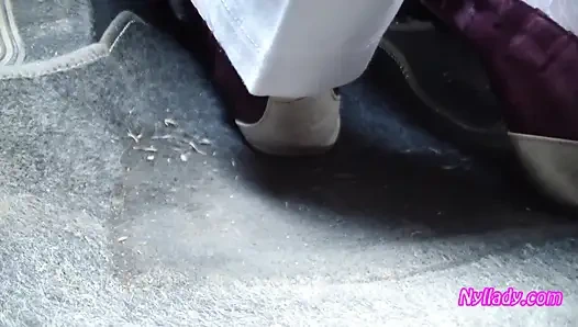 Nyllady fährt in wohnungen und wechselt ihre abgespritzten Füße in Sandalen