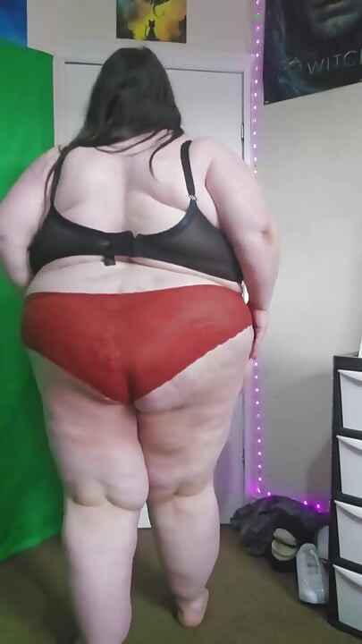 Culona giganta caminando en bragas rojas apretadas