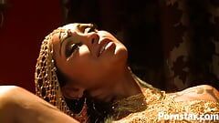 Napalona laska Priya Rai zostaje zerżnięta przez wielkiego kutasa na kanapie