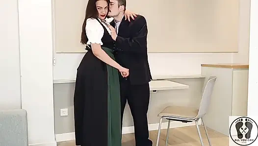 Cewek austria ini lagi asik ngocok kontolnya pakai dirndl tradisional