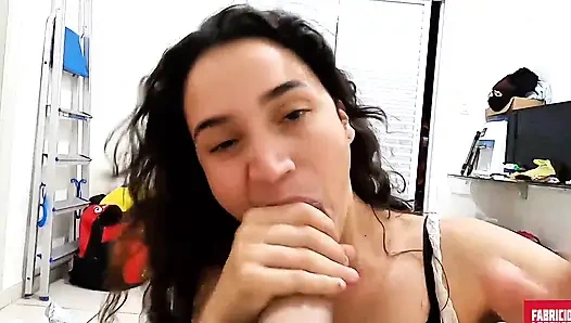 Я вышел из душа и получил минет от молодой замужней девушки!