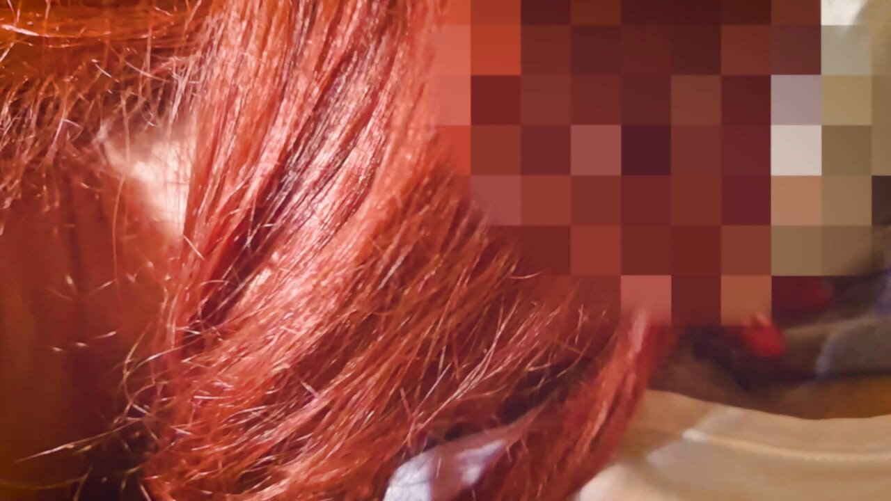 เมียสุดฮอตจ่ายหนี้ด้วยการอมควยให้เพื่อนผัวบนโซฟา