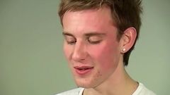 Hete Britse jongen Aiden krijgt een plakkerige lading in het gezicht van zijn geïnkt maatje