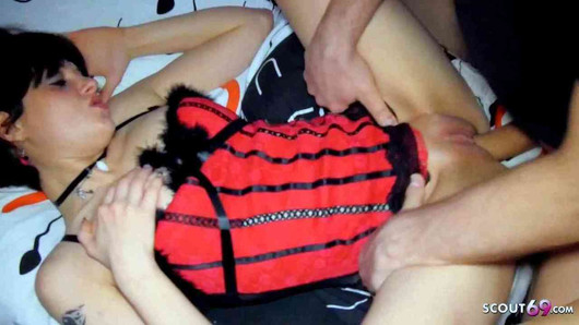 Raro gangbang con cremita para pequeña alemana de 18 años Lilly Bang