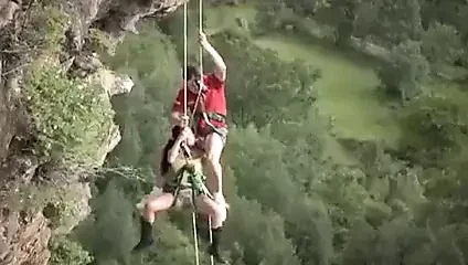 Красивое свидание со скалолазанием на скале