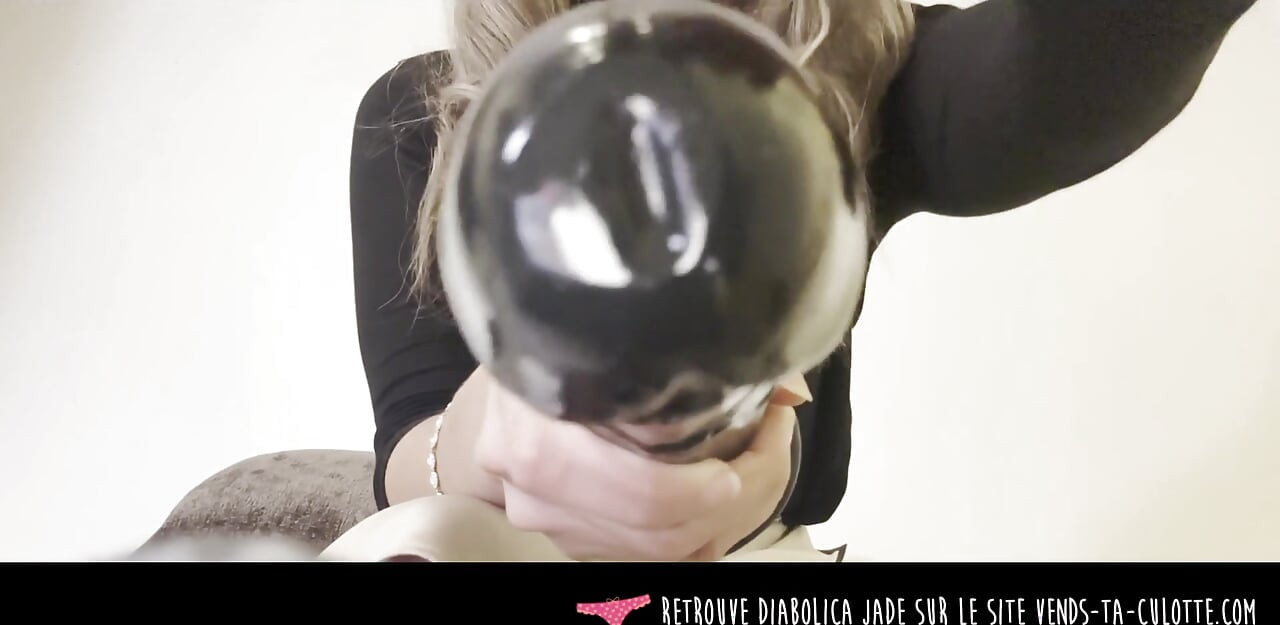 Vends-ta-culotte - Junge französische domina lehrt dich, wie man einen großen schwarzen dildo in mund und arsch nimmt