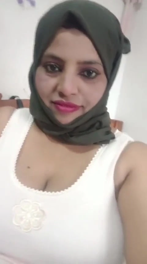 Couppilsmallu enjoing in bed room