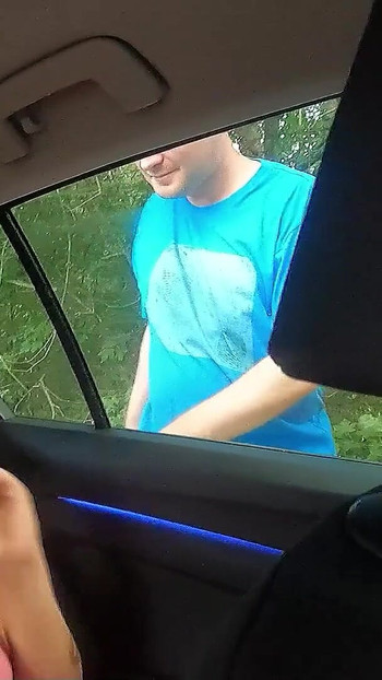 Moment epic de la "Matură turcă agățată pentru futai în mașină cu doi tipi germani"