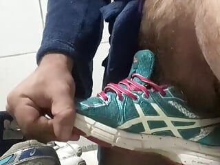 Scopando le sneaker della mia donna