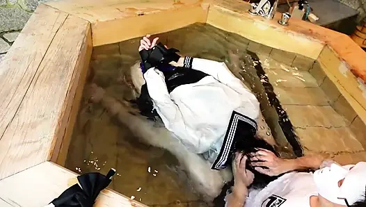 Tropfende Uniform, in einer Badewanne gefesselt und Unterricht außerhalb des Campus unterrichtet