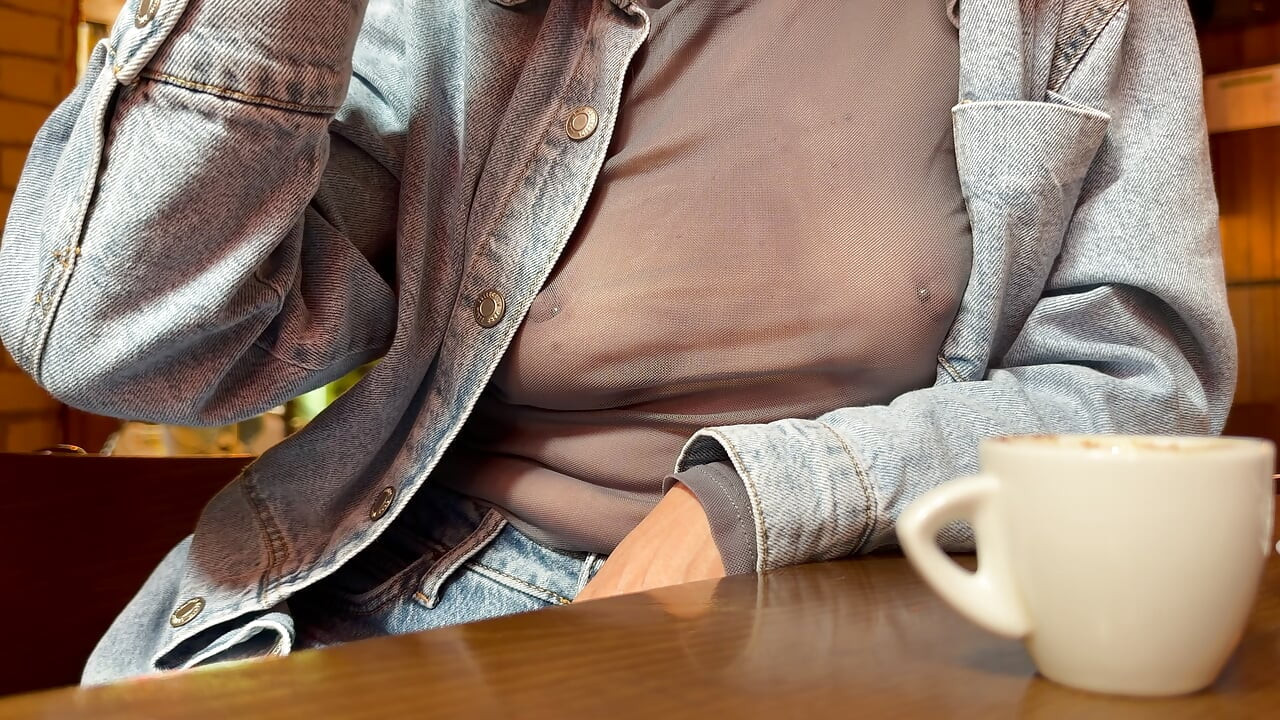 Exponiendo completamente mis tetas y pezones en una blusa en un lugar público