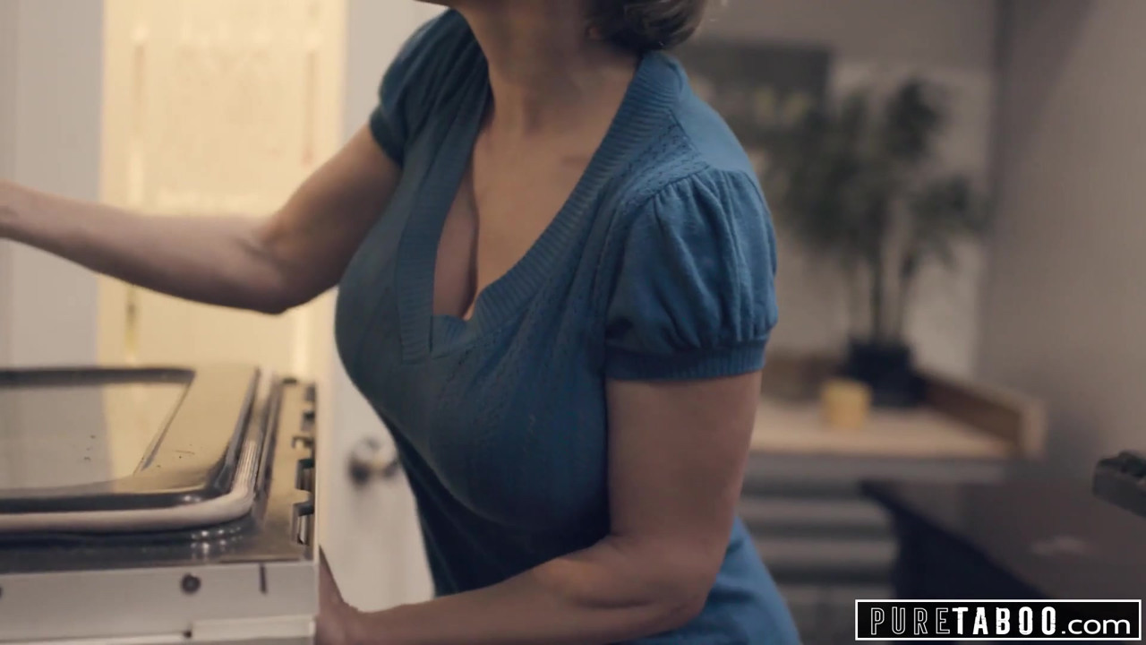 純粋なタブー義理の両親と義理の兄が新しい妹を歓迎