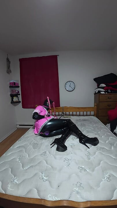Sissy, femme de ménage auto-bondage, mitaines en cuir avec menottes aux chevilles