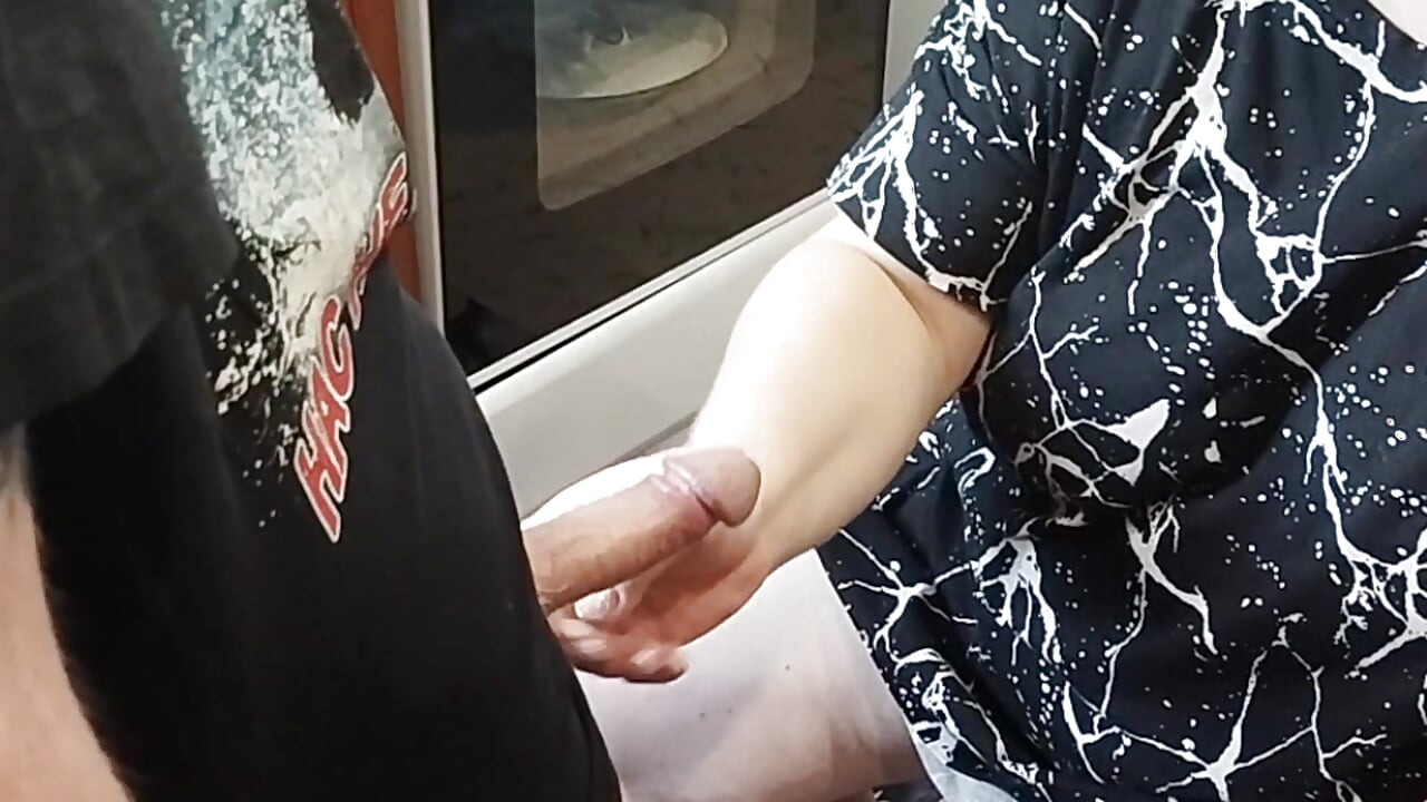 หลังจากอมควยลึกๆ แม่ผัวตีน้ําเงี่ยน