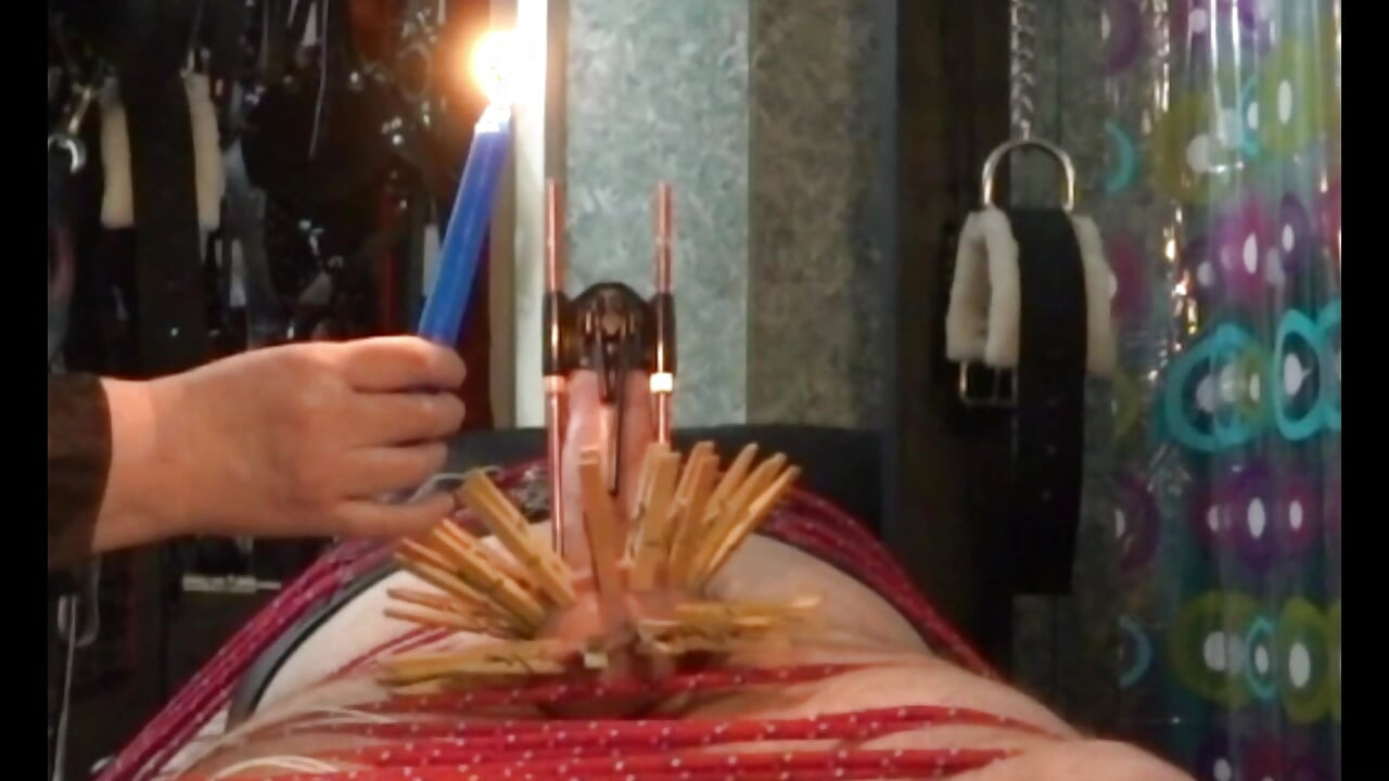 Estiramiento de pene y cera caliente en el calabozo de Lady Diva Cane