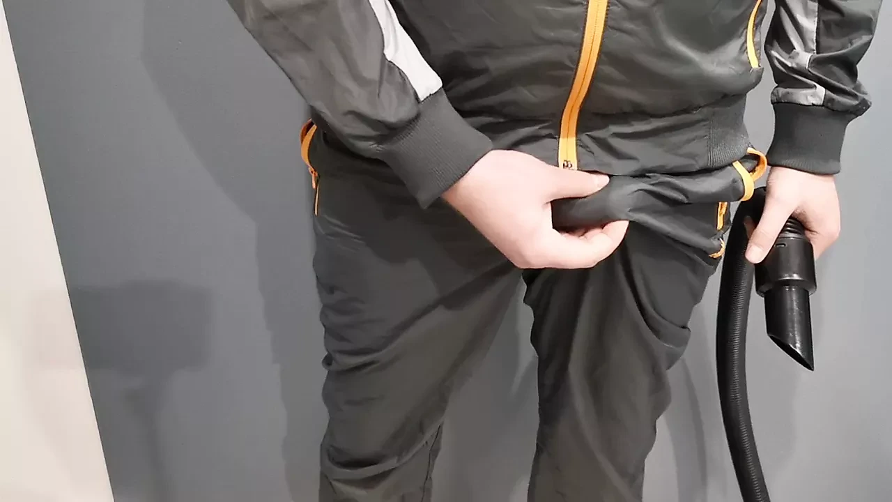 나일론 운동복을 입은 내 자지를 진공 청소기로 청소하는 리복