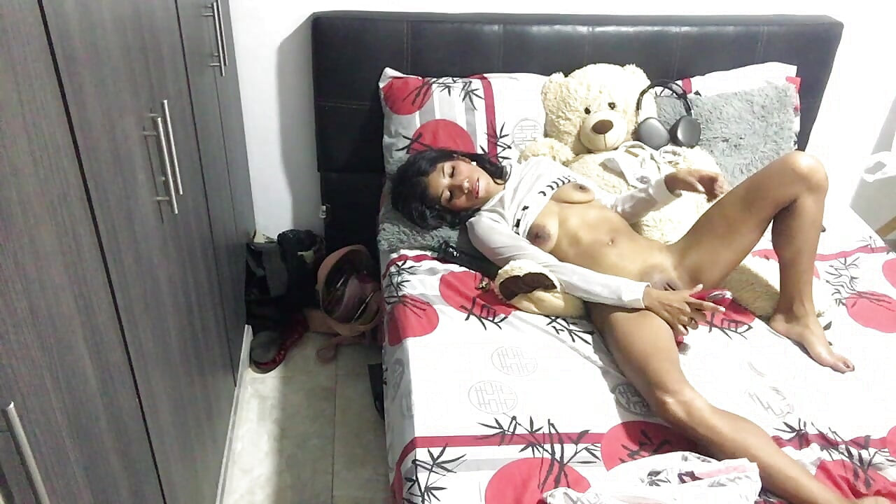 Stisnem svoju pičku razmišljajući o svom ljubavniku u kući mog muža.