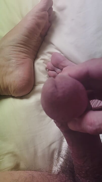 Cumming on my Pretty Feet