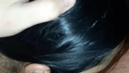 Koreanerin lutscht schwanz in nahaufnahme, creampie im mund
