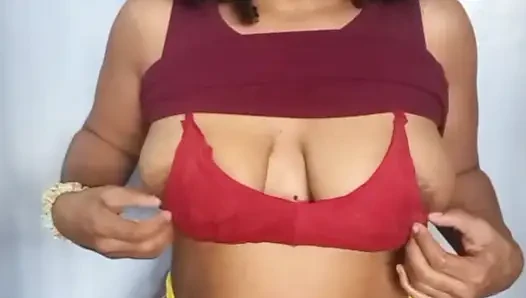 Ateşli esmer orta yaşlı seksi kadın kendine dokunuyor
