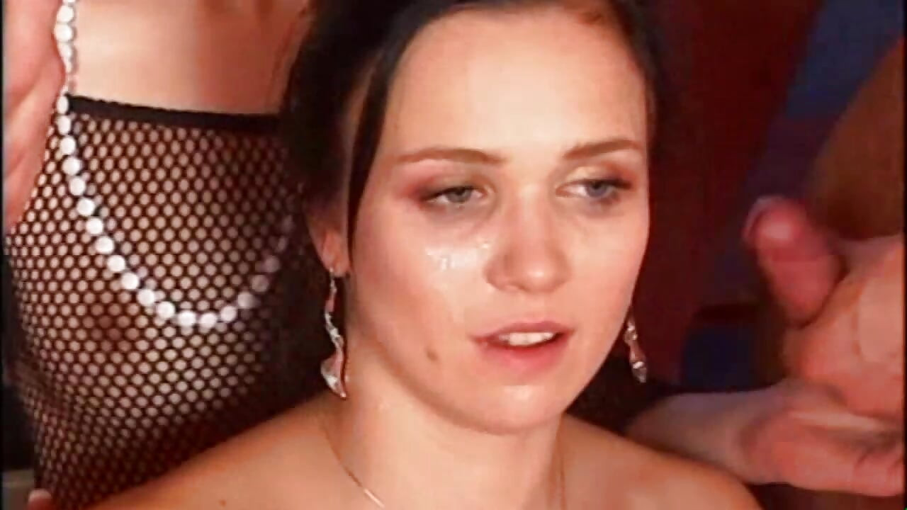 Zwei versaute mädchen in sexy dessous gangbang beim gruppensex