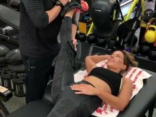 Kate Beckinsale arbeitet im Fitnessstudio an ihrer Flexibilität