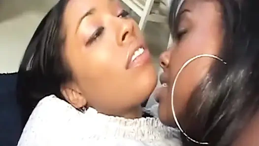 Siyah lezbiyenler amcık yalıyor büyük dildo amcık sikiliyor