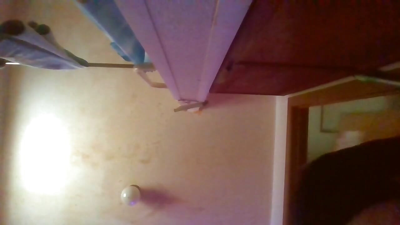 Futai cu degetele în pizdă strâmtă cu vibrator anal