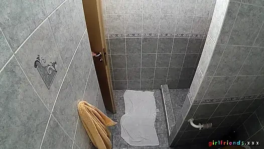 Kız arkadaşlar xxx - iki ateşli kız duşta birbirlerini parmaklıyor