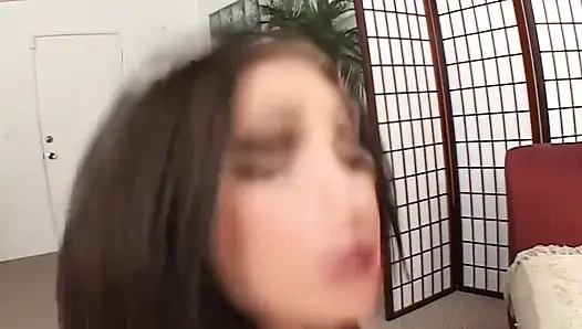 Горячей девушке лижут киску, а затем скачет на огромном члене в рот с камшотом в рот