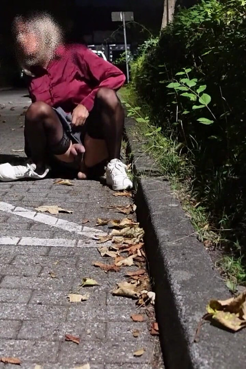 Kongkek dildo saya di tempat letak kereta dalam stoking