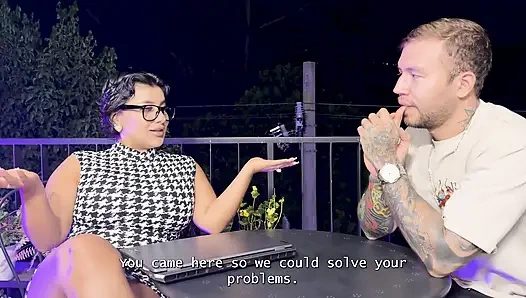 Мускулистый мужчина приходит к его плановой терапии, которую его психолог решает, занимаюсь сексом с ним