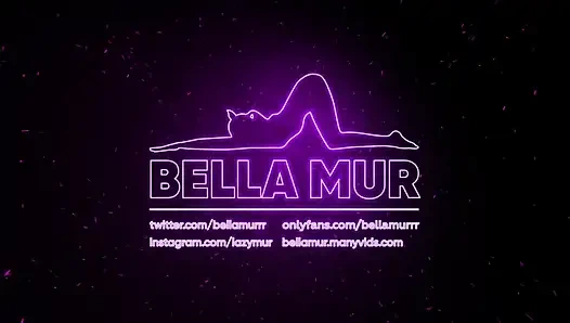 Heißes cosplay-mädchen hüpft wie verrückt auf einem schwanz