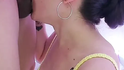 Mahasiwi nakal ini suka nyepong dan ngentot kontol sampai dia mengerang keenakan