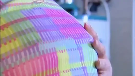 Sıkı amcıklı genç klasik kız büyük yarakla sikiliyor ve ağzına boşalıyor