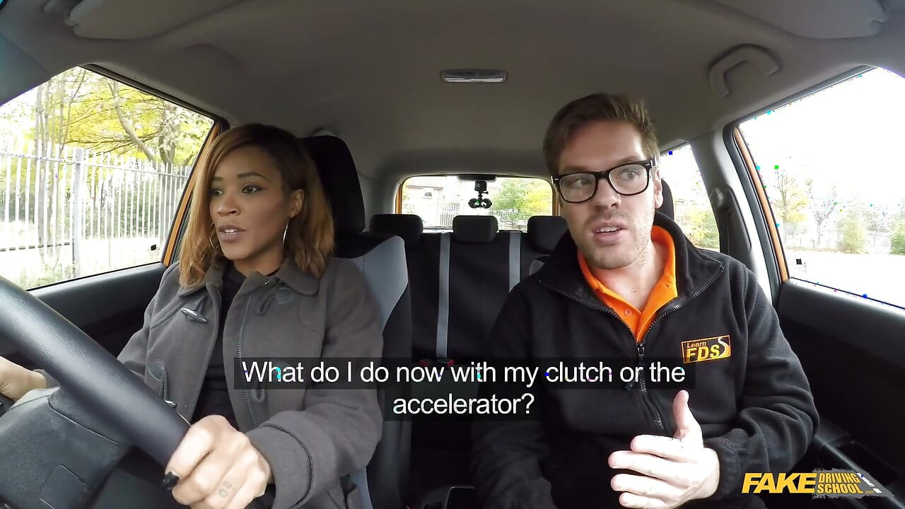 Fake Driving College - великолепная Kiki делает минет на заднем сиське для более дешевых уроков вождения