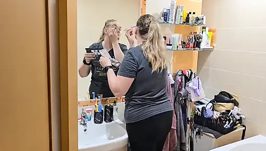 Ich Beobachte, Wie Meine Frau Sich Fertig Macht... Sie Sieht so Gut Aus - Spiegel-make-up-routine