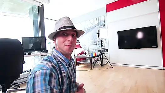 Genç sürtük kanepede üçlü sikişiyor