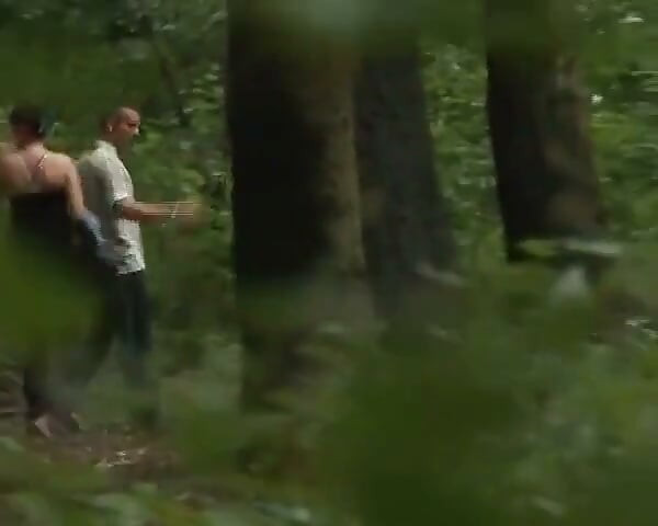 O tipă brunetă din Germania este în pădure