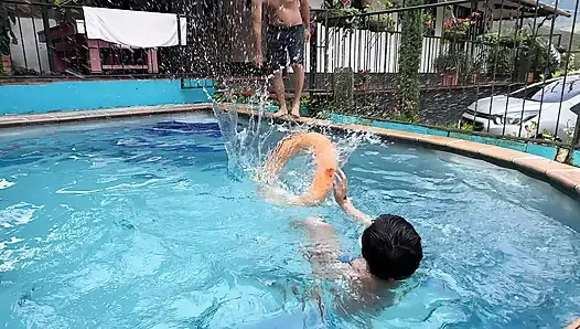 Aku bantuin adik tiriku yang seksi ini supaya dia nggak di kolam renang, jadi dia ngebiarkan aku ngentot pantat sempitnya habis-habisan