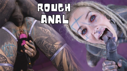 Tätowiertes gepierctes altes mädchen, schlampiger blowjob und analfick