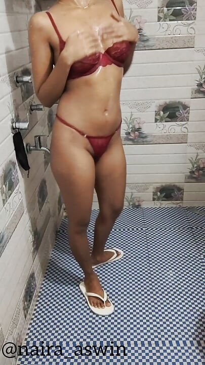 Hermanastra tomando ducha