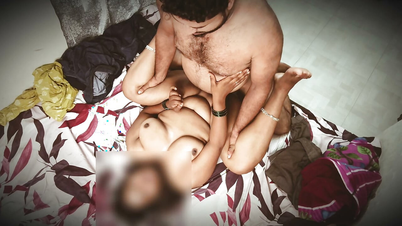 ジャクソンと彼の可愛い彼女が素敵なデシとロマンスを交わす。彼の部屋で。大きな胸、大きなチンポ、ハードコアなセックス