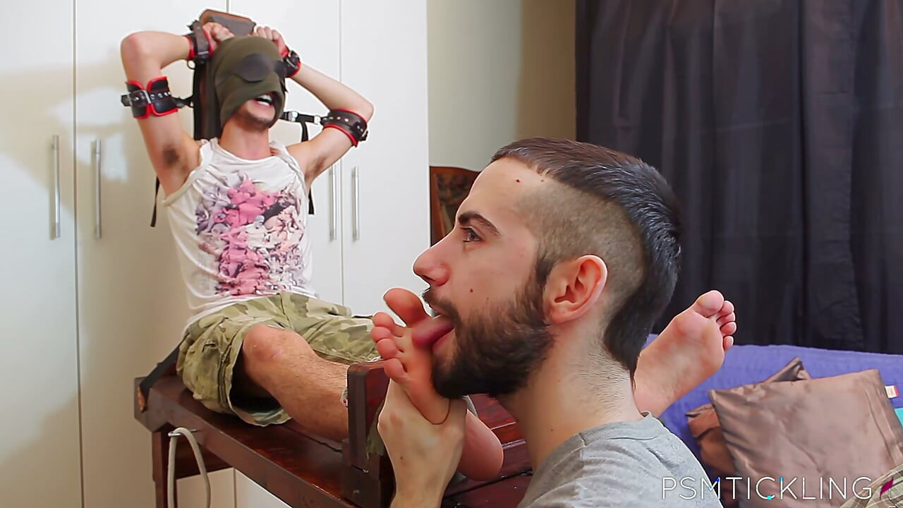 PSM Tickling - أخمصا بيدرو الدغدغة يتعرضان لدغدغة شديدة في الأصفاد