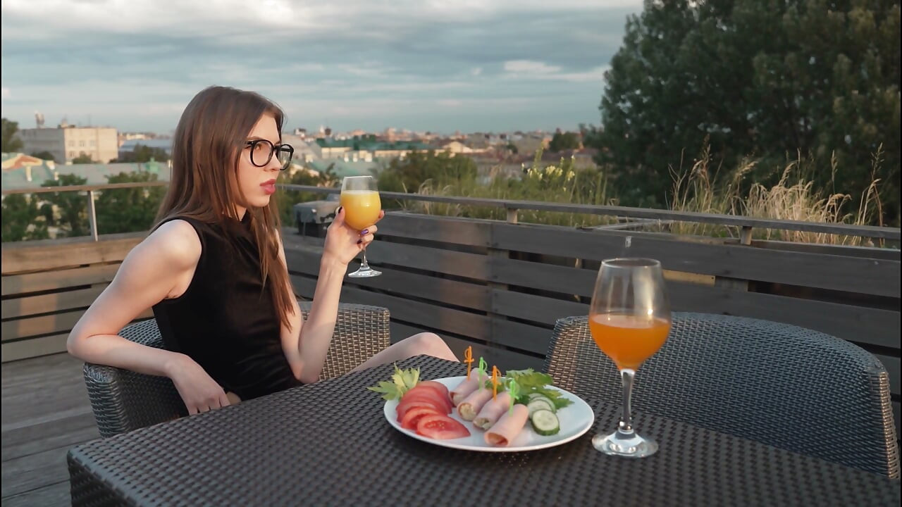 På restaurantens toilet havde han sex med tjeneren og derefter med sin kæreste