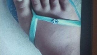 Éjaculation sur le pied d'une jeune fille