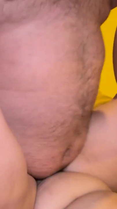 Eles me fazem de quatro e me dão vaginal e o cara gordo coloca seu pau na minha bunda | Clipe 2