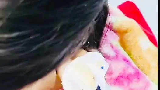 Genç kız dondurmayla yarak emiyor