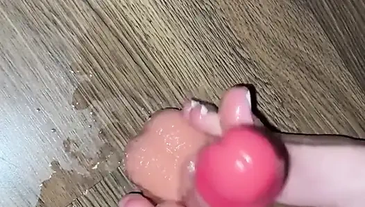 Мокрая грязная дрочка ногами на дилдо